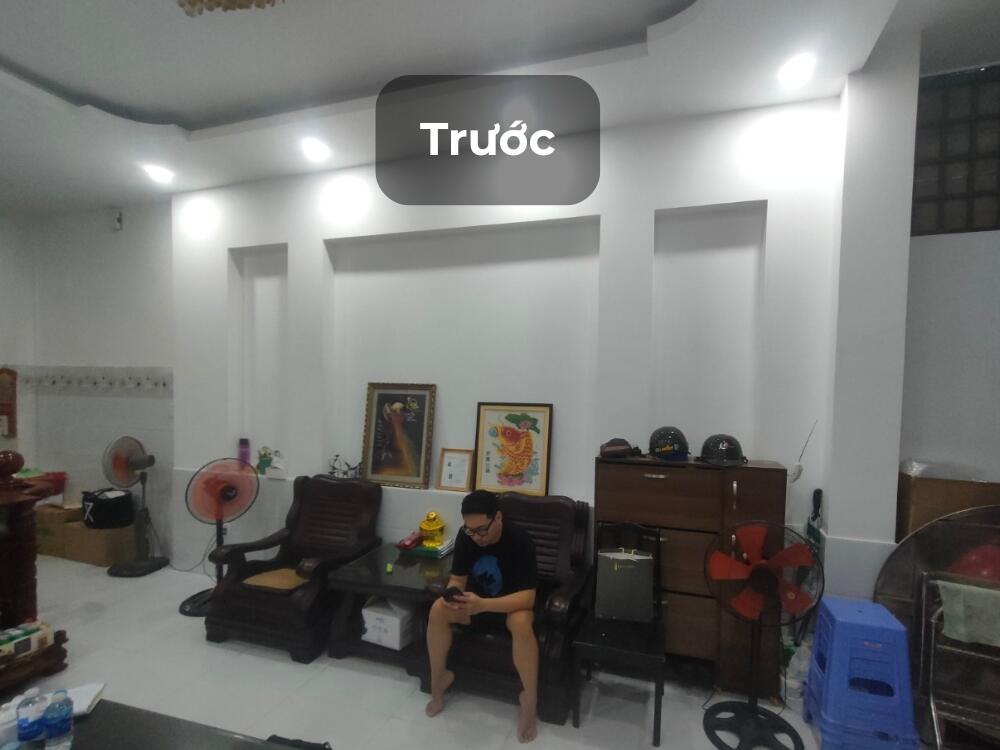 Phòng khách trước khi cải tạo còn bí bách thiếu sáng và chưa phù hợp nhu cầu của gia đình ba thế hệ