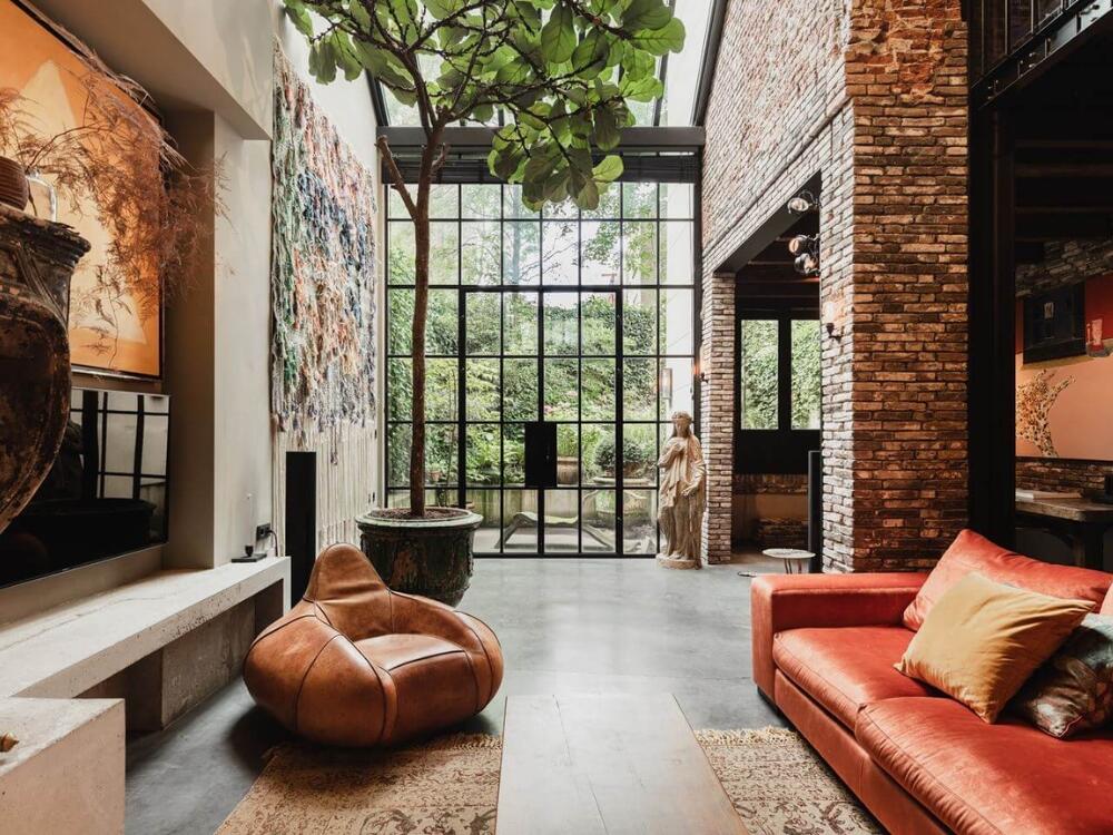 Phòng khách Urban nổi bật với tranh trừu tượng khổ lớn tạo điểm nhấn nghệ thuật tinh tế