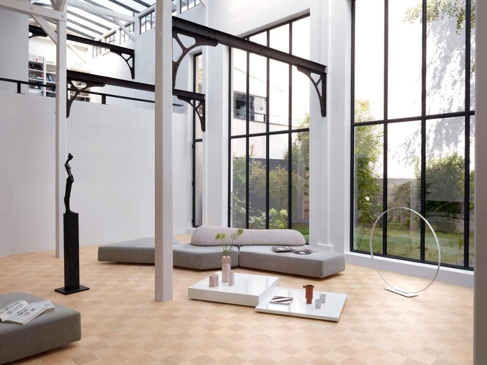 Phòng khách Urban tràn ngập ánh sáng tự nhiên với cửa kính lớn mang lại cảm giác thoáng rộng