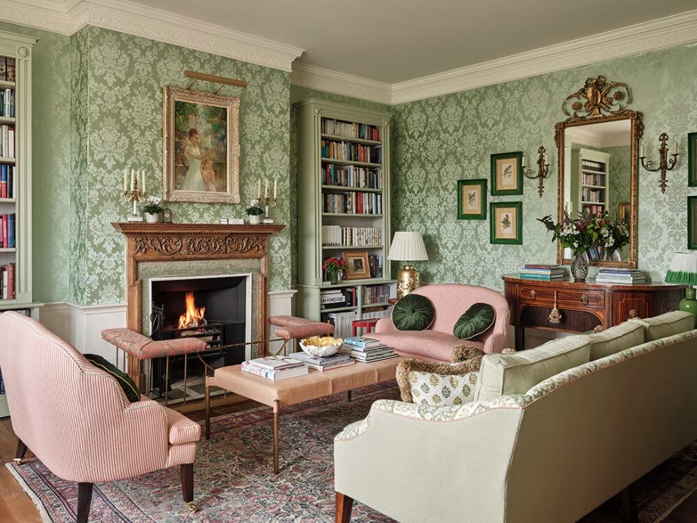 Phòng khách vintage tinh tế với giấy dán tường xanh lá và tranh cổ mang nét hoài niệm sâu lắng