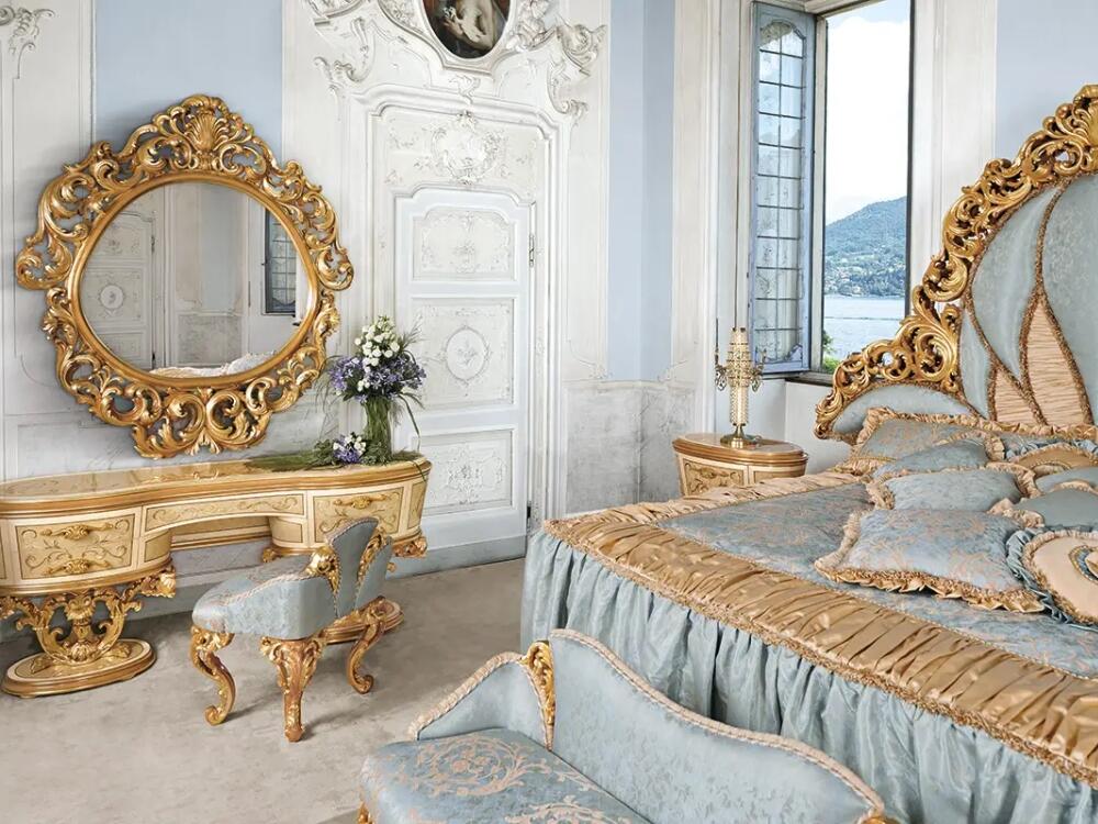 Phòng ngủ Classic ấm áp với sàn gỗ sẫm màu và họa tiết tinh xảo tạo cảm giác sang trọng