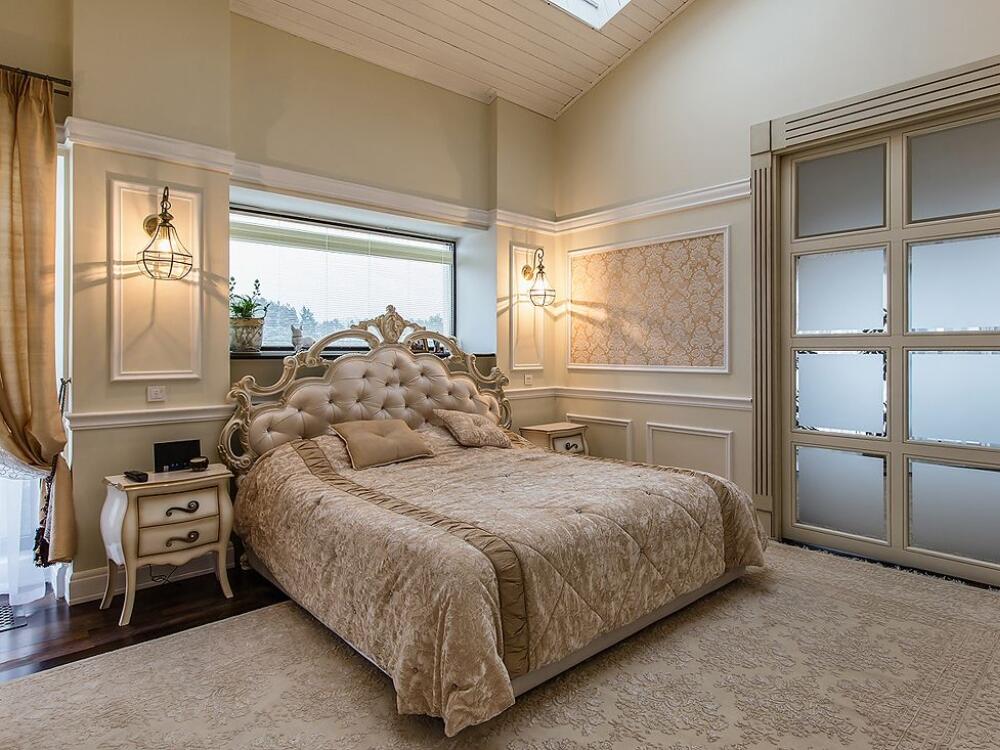 Phòng ngủ Classic dịu nhẹ với đèn bàn chao vải và ánh sáng vàng mang lại cảm giác thư giãn sang trọng