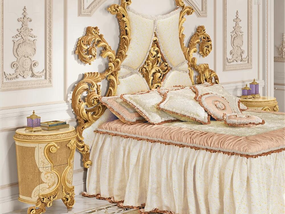 Phòng ngủ Classic thanh lịch với hoa văn lá acanthus và chi tiết chạm khắc tinh tế trên đầu giường