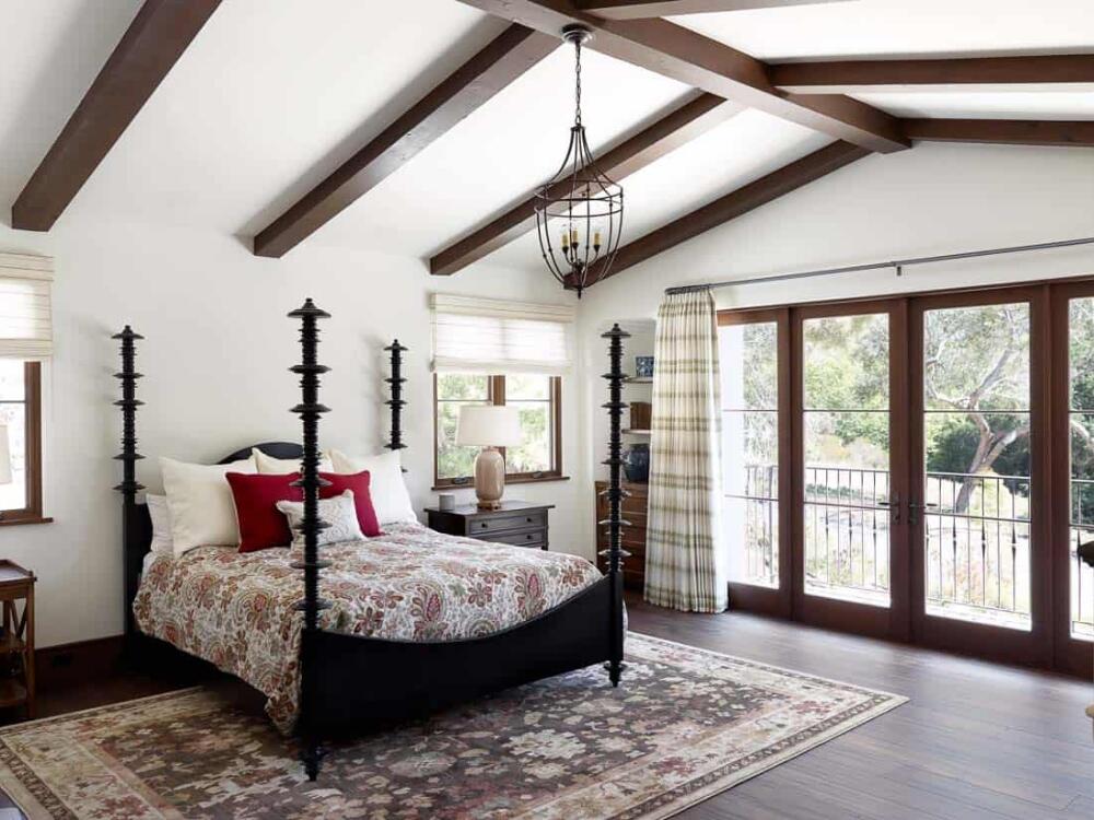 Phòng ngủ Coastal nhẹ nhàng với sàn gỗ sồi sáng phản chiếu ánh sáng dịu yên bình