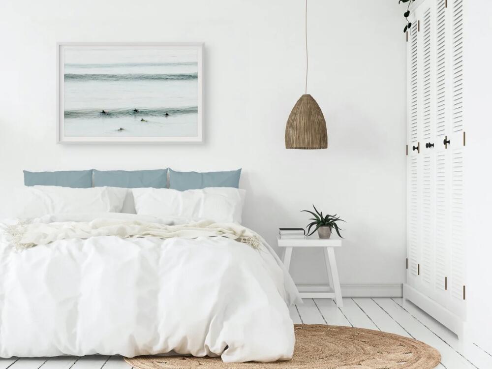 Phòng ngủ Coastal nhẹ nhàng với vải lanh tự nhiên và thảm đan tay từ sợi đay giản dị ấm cúng