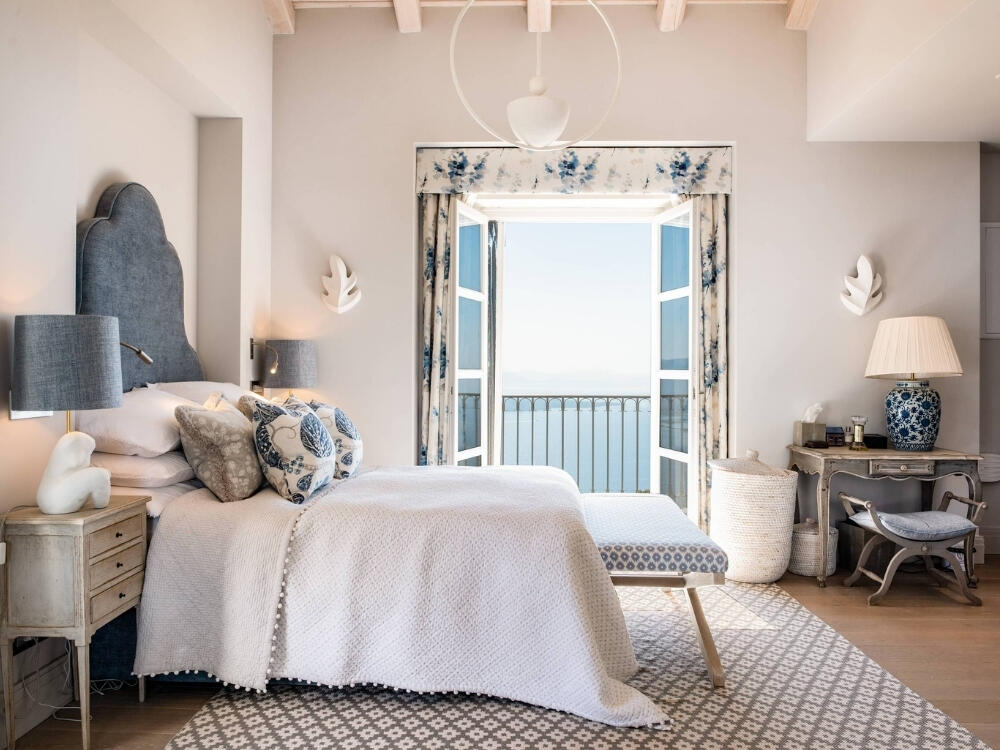 Phòng ngủ Coastal thanh thoát với nội thất tối giản và ánh sáng ấm áp giúp tâm trí thư thái