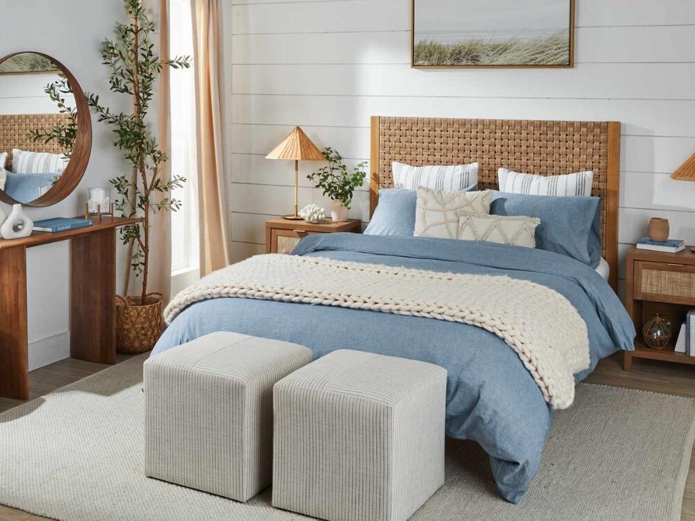 Phòng ngủ Coastal yên bình với bảng màu trung tính phản chiếu ánh sáng tự nhiên tinh tế