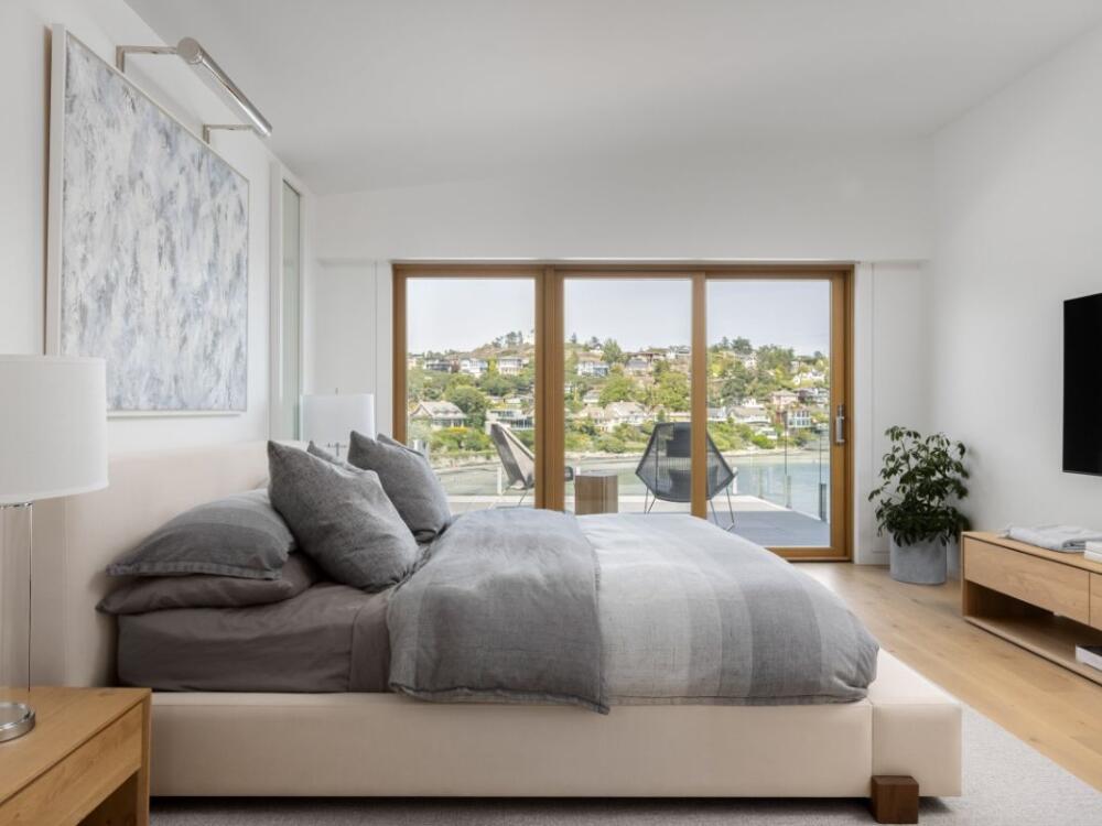 Phòng ngủ Coastal yên bình với gam trắng xanh pastel và nội thất gỗ sáng tự nhiên