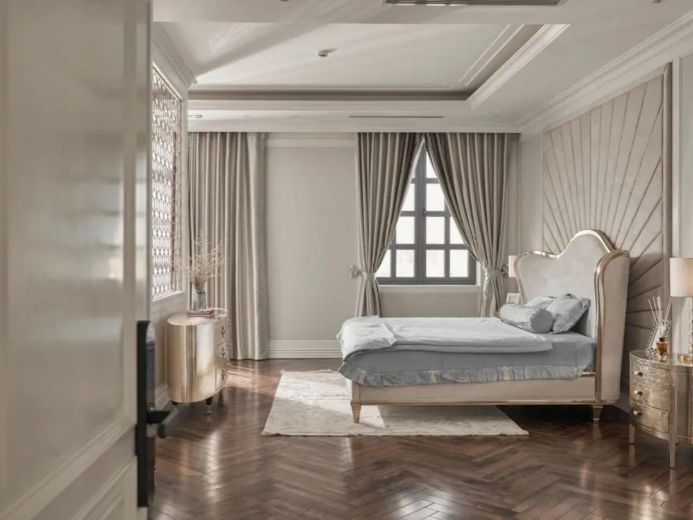 Phòng ngủ nhà ống tân cổ điển thanh lịch thoáng đãng nhờ nội thất thanh mảnh và gương lớn