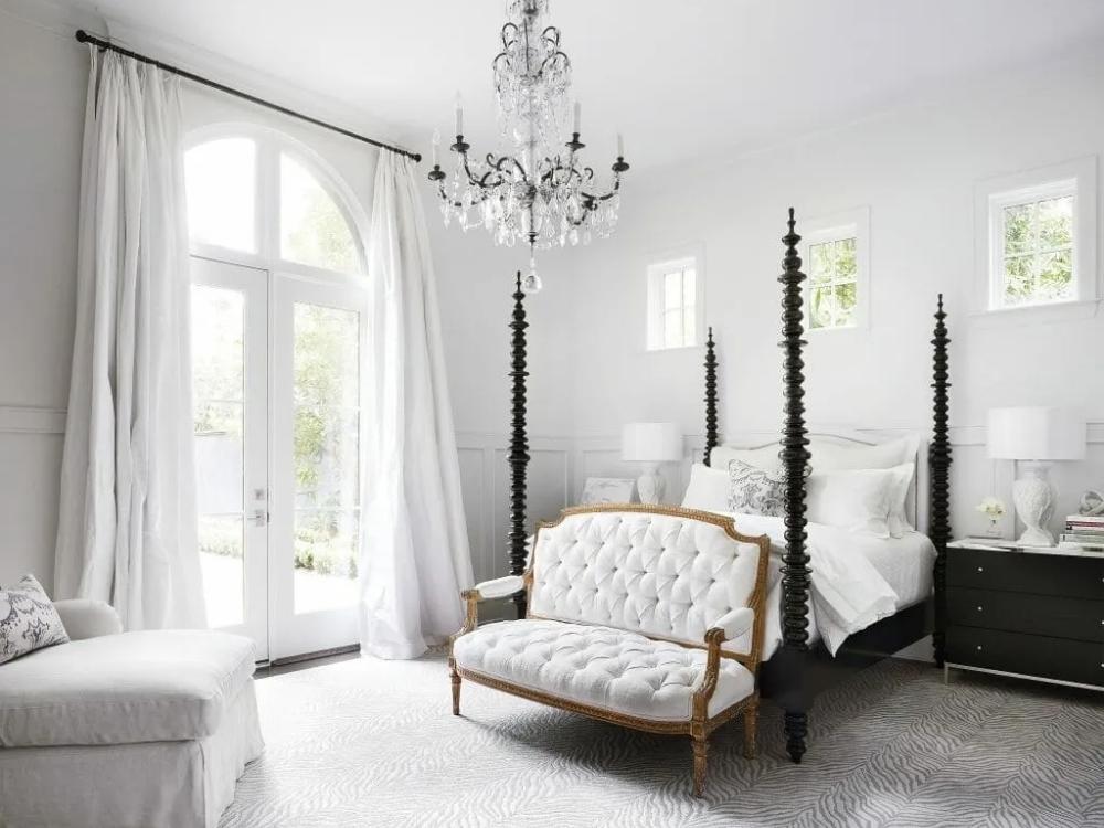 Phòng ngủ tân cổ điển ấm áp sang trọng với gỗ tự nhiên đá hoa cương và chi tiết mạ vàng