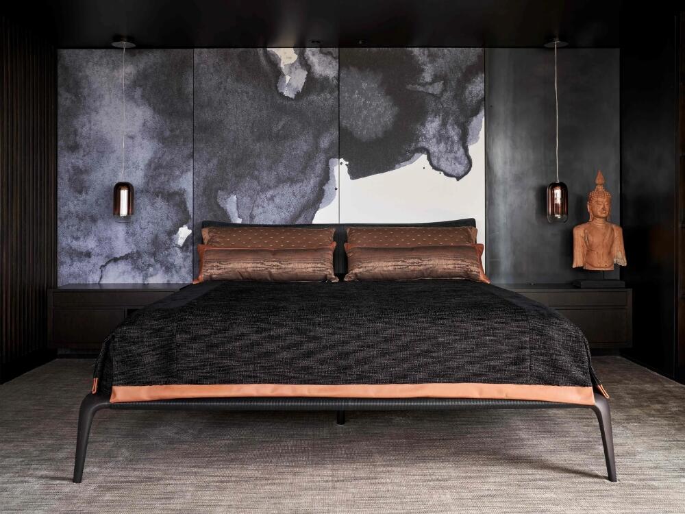 Phòng ngủ tối giản với nội thất gỗ và kim loại thể hiện vẻ đẹp nguyên bản và tinh thần Brutalism