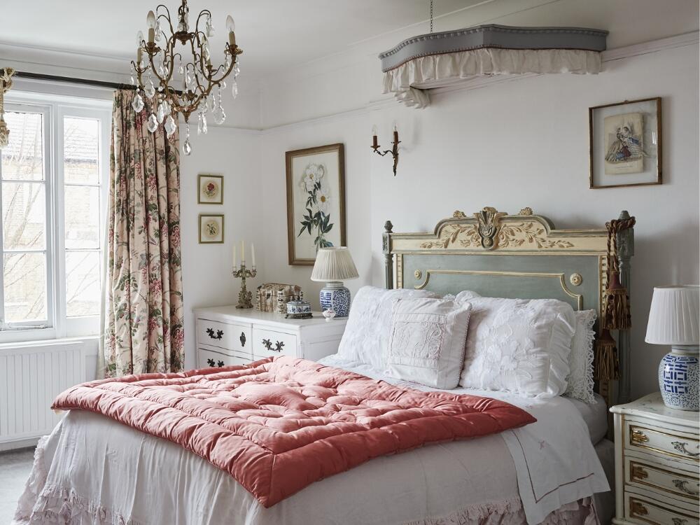 Phòng ngủ vintage lãng mạn với giường gỗ chạm tinh tế và nội thất mềm mại duyên dáng