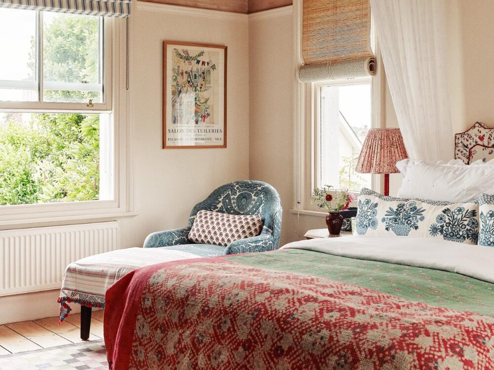 Phòng ngủ vintage lãng mạn với vải hoa nhí mềm mại