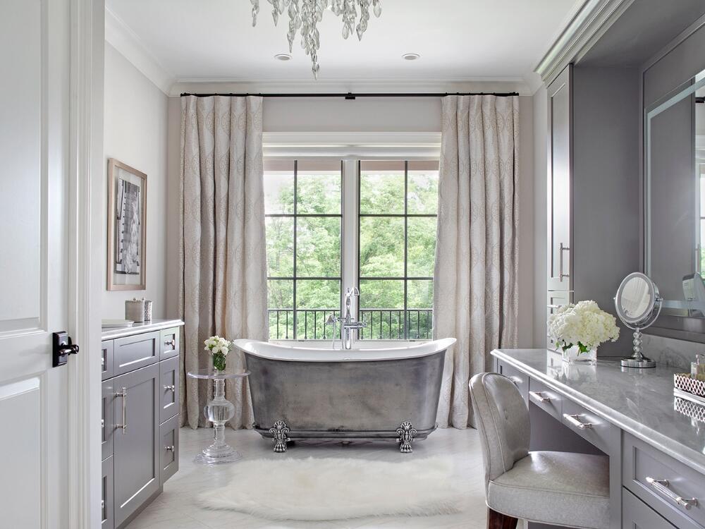 Phòng tắm Classic sang trọng với đá cẩm thạch tự nhiên và bồn tắm chân đế cổ điển