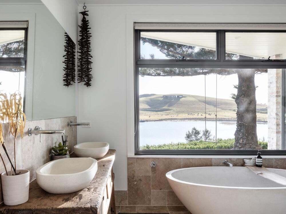 Phòng tắm Coastal sạch sẽ thanh thoát như một spa ven biển mang lại cảm giác thư thái