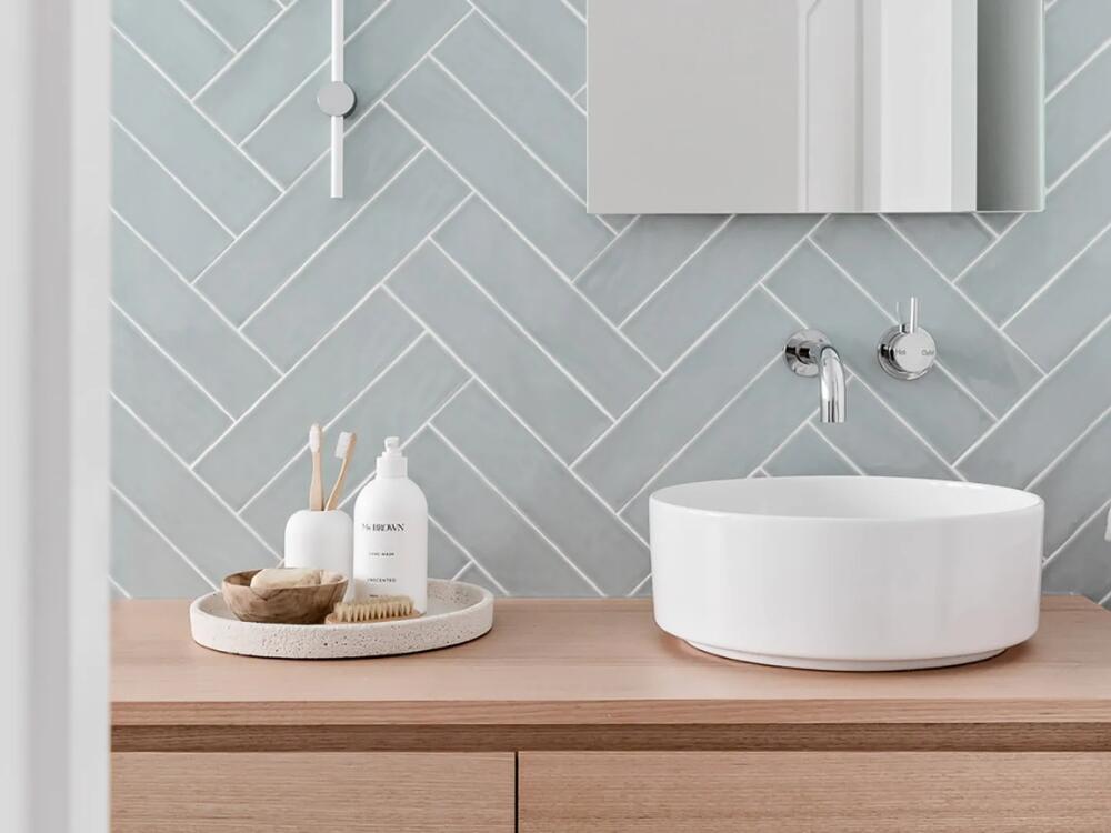 Phòng tắm Coastal tươi mát với gạch ốp trắng xanh ngọc gợi nhớ sắc màu biển cả