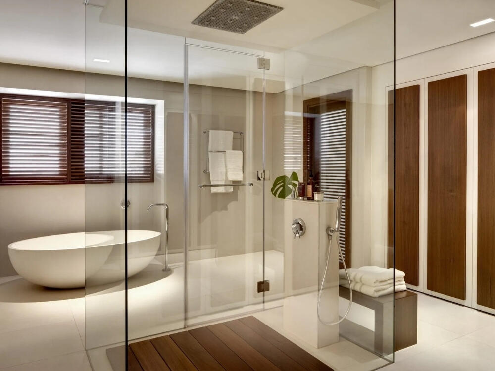 Phòng tắm Đương đại sang trọng với vách kính trong suốt và đường nét kiến trúc mạnh mẽ tinh tế