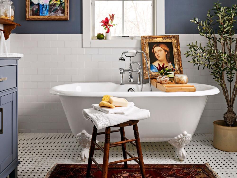 Phòng tắm vintage thanh lịch với bồn tắm chân đế và gạch ốp trắng cổ điển