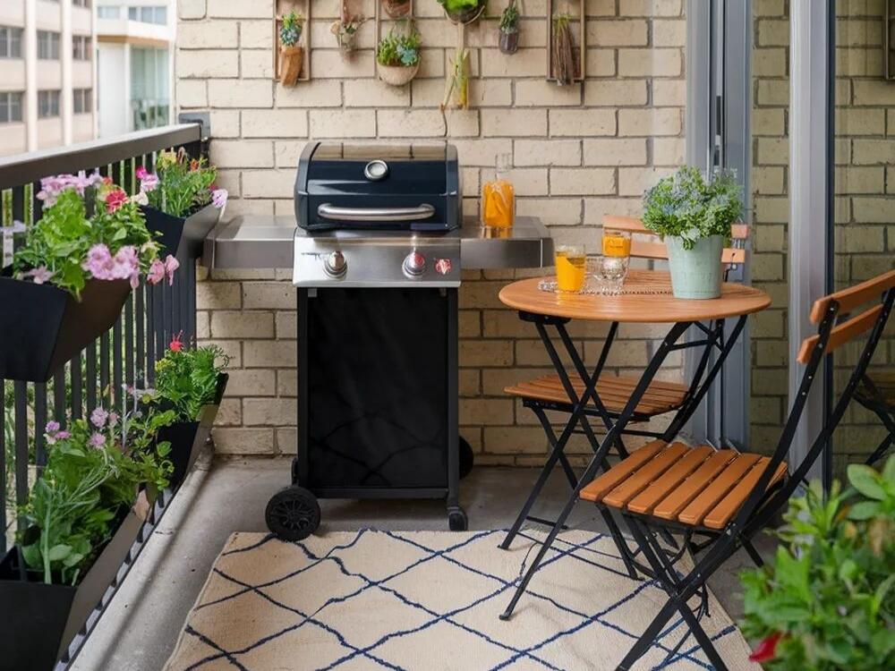 Quầy bar mini giúp ban công trở thành không gian thư giãn và giải trí tại gia