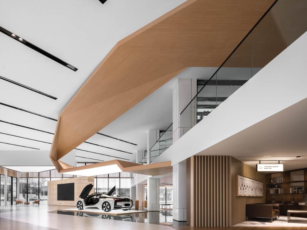 Showroom cân bằng thị giác với bảng màu chuẩn nhận diện mang lại trải nghiệm chuyên nghiệp