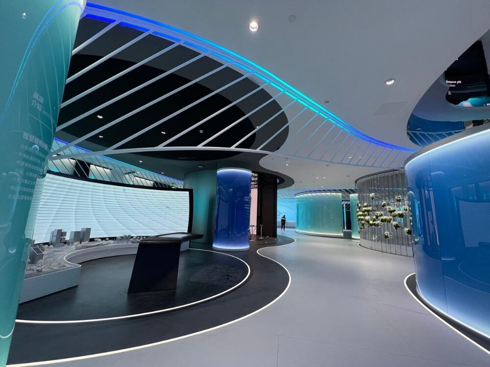 Showroom công nghệ Futuristic với gam xám đen LED xanh và đường nét kim loại kính dứt khoát