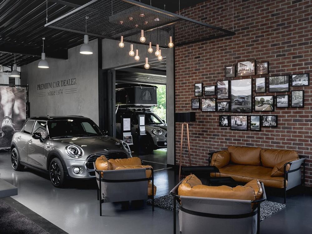 Showroom đồng nhất màu sắc và bố cục thể hiện rõ bản sắc thương hiệu