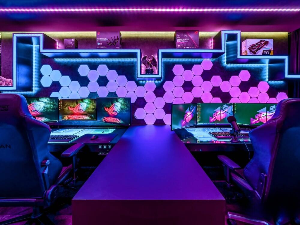 Showroom gaming gear ấn tượng với tông đen mờ ánh sáng RGB và khu vực battle station dành cho game thủ