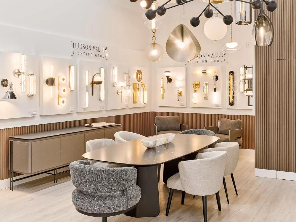 Showroom nổi bật với hệ thống chiếu sáng điểm làm tôn bật màu sắc và chi tiết sản phẩm