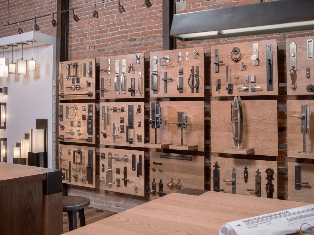 Showroom sử dụng vật liệu chuẩn nhận diện tạo trải nghiệm liền mạch và chuyên nghiệp