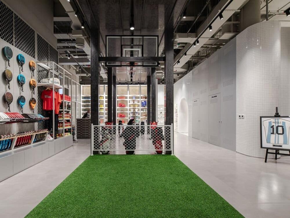 Showroom thể thao năng động với bố cục đa cấp và bục bê tông mài khỏe khoắn