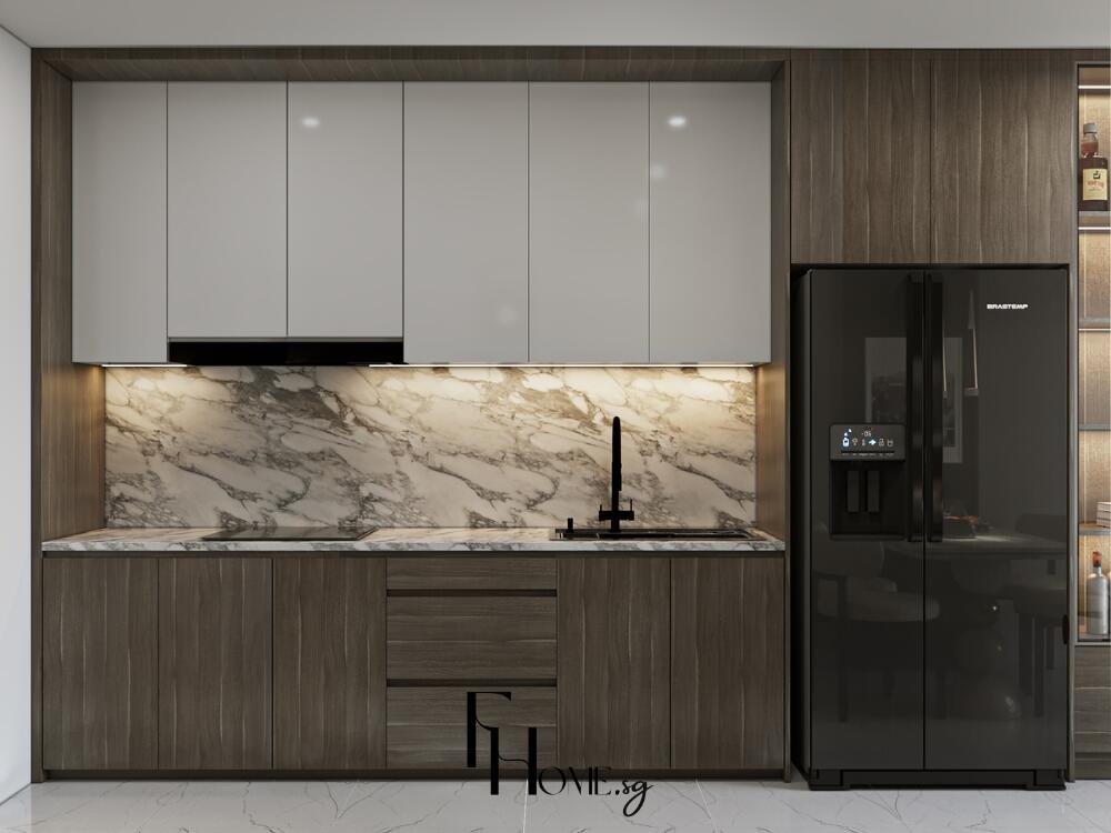 Thiết kế bếp hiện đại: tủ trên màu trắng, tủ dưới vân gỗ, ốp tường đá cẩm thạch và tủ lạnh 2 cửa