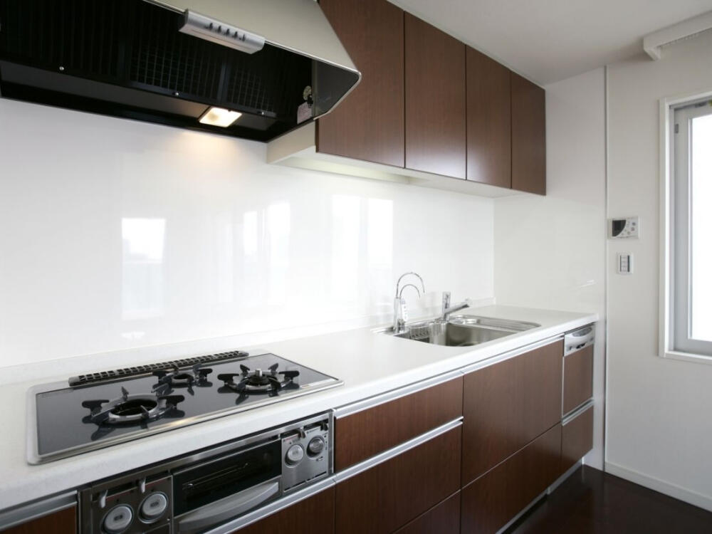 Thiết kế bếp tinh tế với kính cường lực phản chiếu ánh sáng tạo độ thoáng