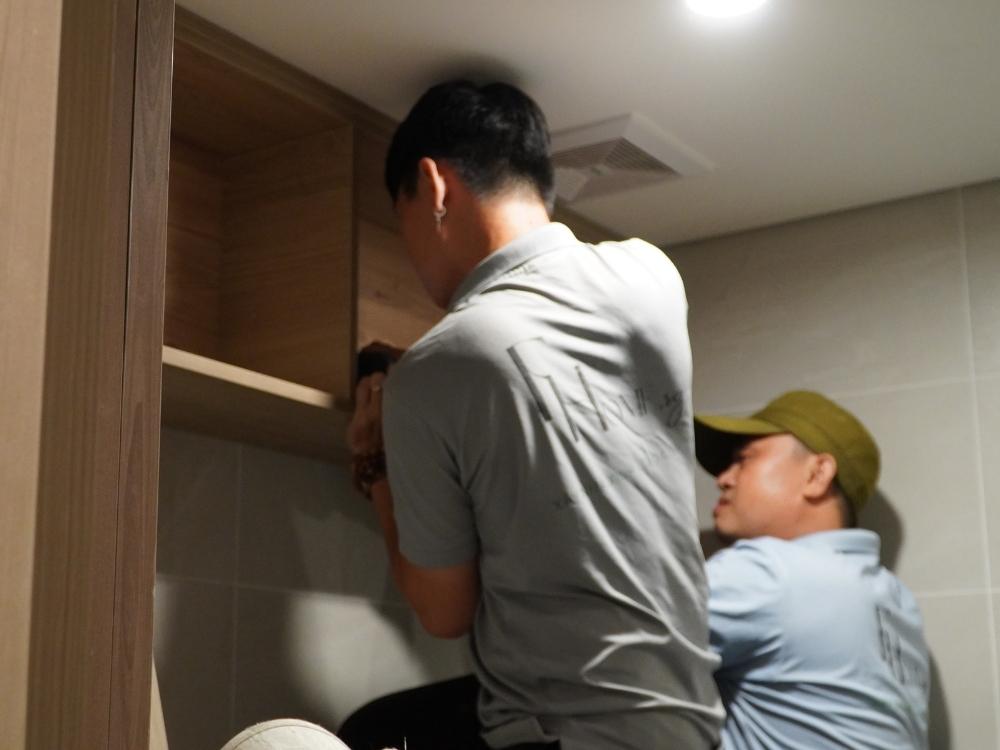 Thợ FHome.sg chăm chút gia công tại xưởng mang lại chất lượng đồng bộ cho công trình