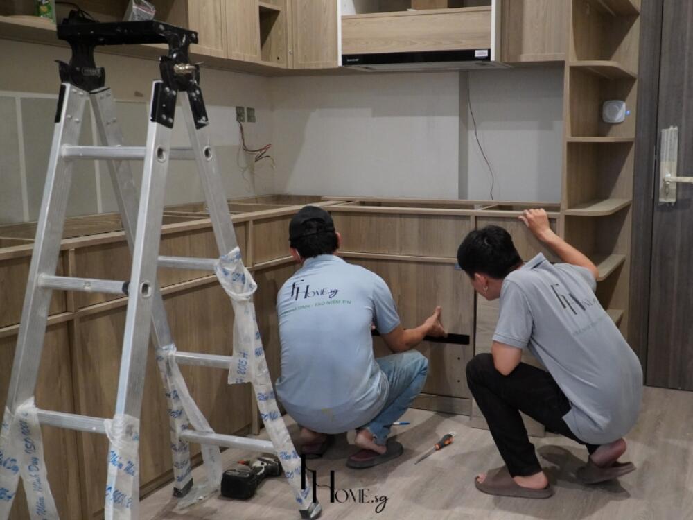 Thợ FHome.sg tỉ mỉ hoàn thiện bề mặt gỗ đá tạo nên vẻ đẹp tự nhiên và ấm áp cho công trình