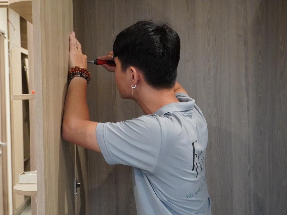 Thợ FHome.sg tỉ mỉ hoàn thiện từng chi tiết nội thất đảm bảo độ chuẩn xác và thẩm mỹ