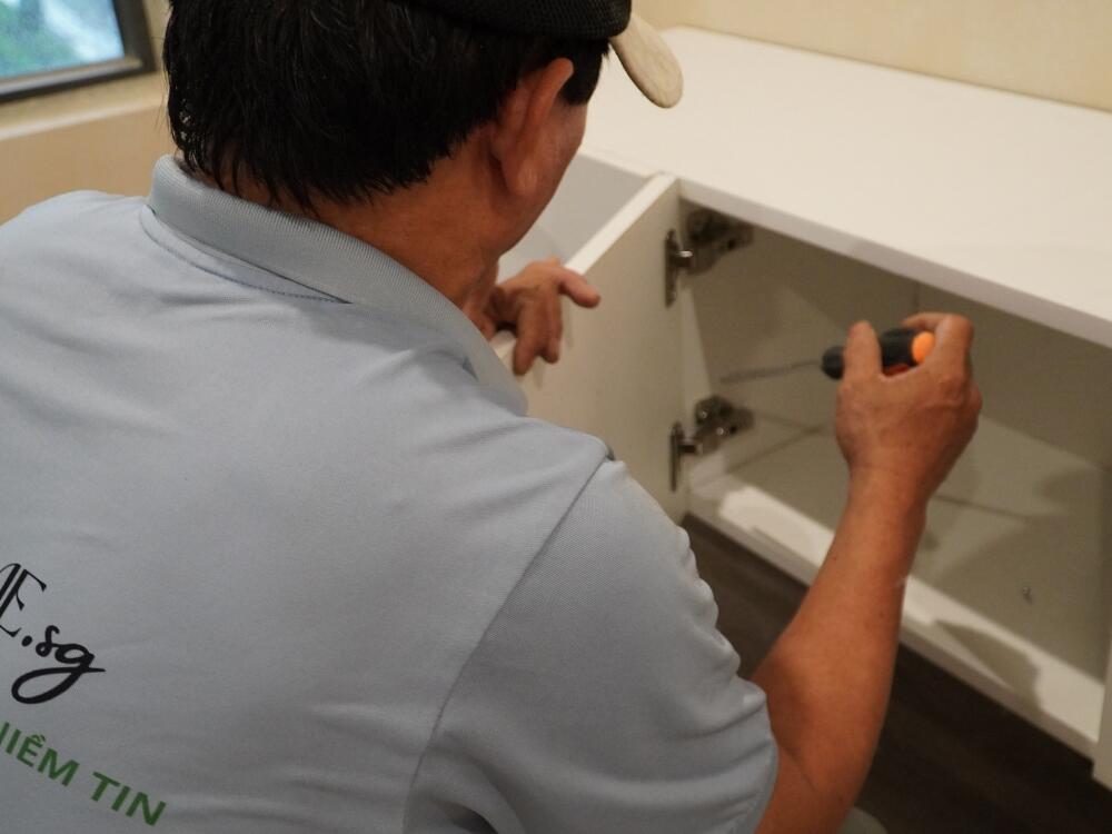 Thợ FHome.sg tỉ mỉ hoàn thiện từng hạng mục thi công đảm bảo chất lượng showroom