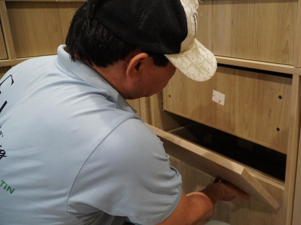 Thợ lành nghề đảm bảo chất lượng thi công bền bỉ tại xưởng FHomesg