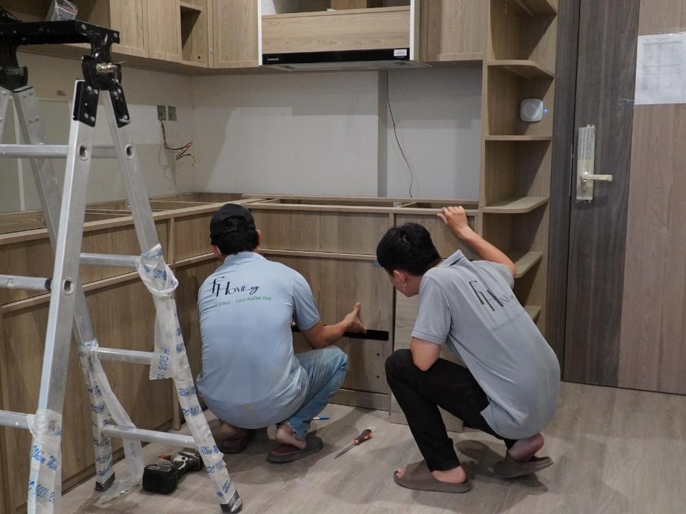 Thợ lành nghề thực hiện lắp đặt tỉ mỉ đảm bảo độ bền và thẩm mỹ