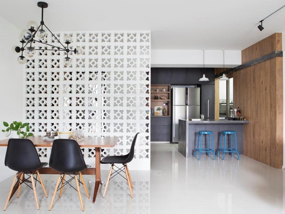 Vách ngăn mộc mạc với gạch thông gió tạo ánh sáng và gió tự nhiên