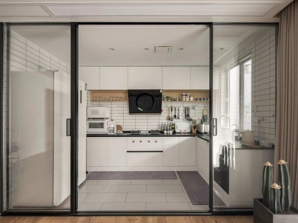 Vách ngăn phòng khách và bếp nhẹ linh hoạt tạo sự phân tách tinh tế