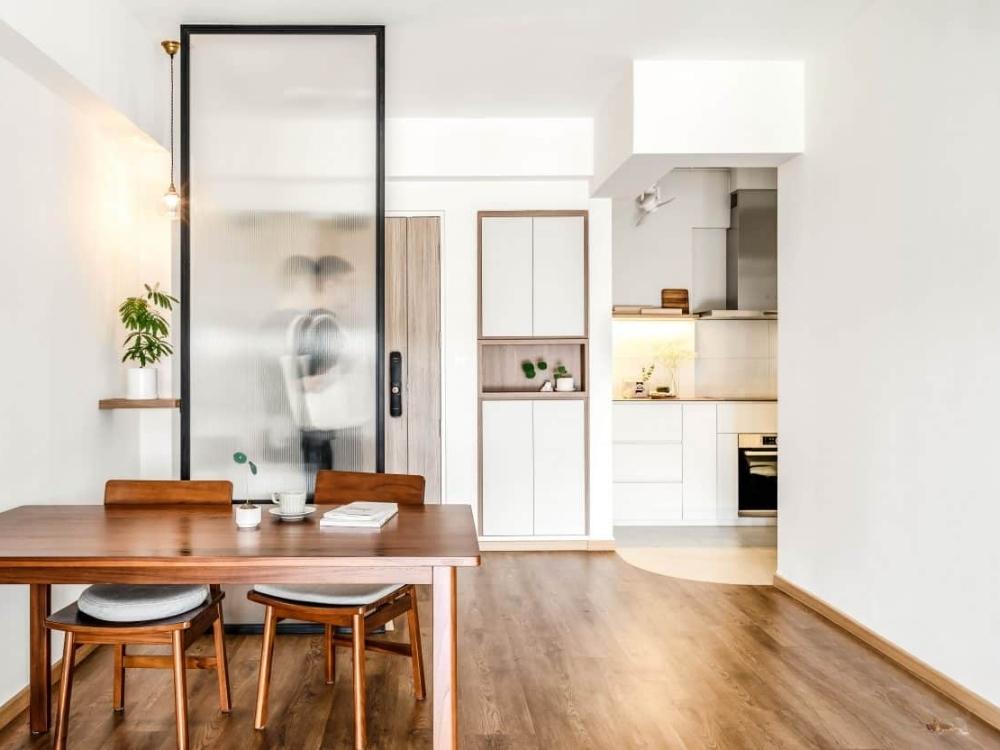 Vách ngăn thanh mảnh với kính và khung nhôm mỏng giữ sự thoáng đãng