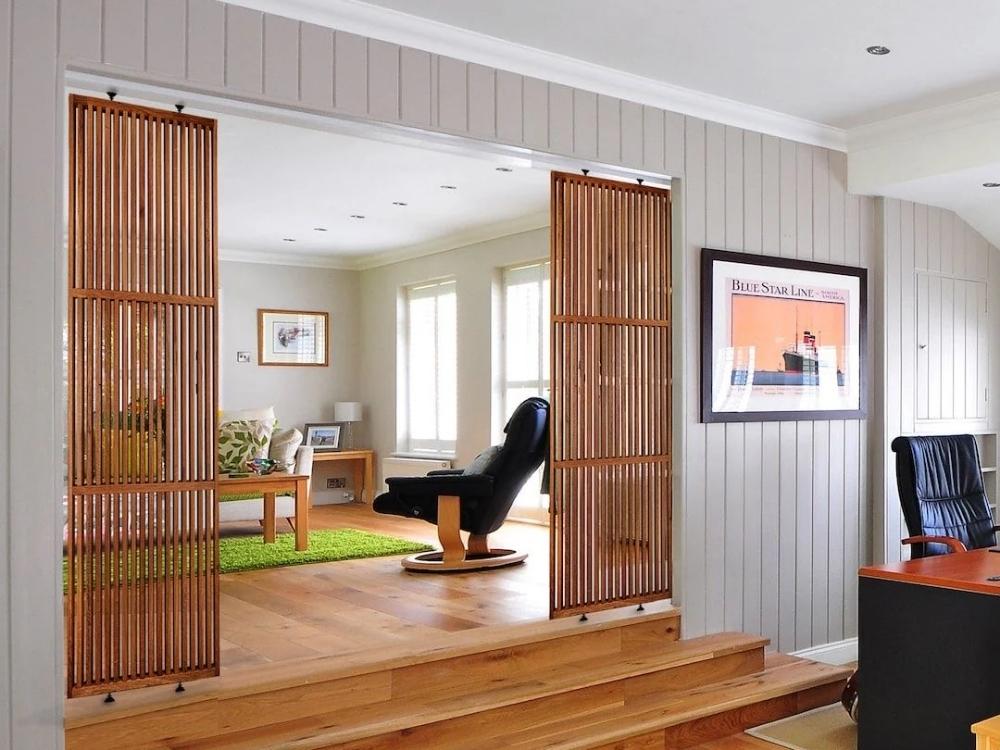 Vách ngăn thoáng đãng với thiết kế hở giữ sự kết nối giữa hai không gian