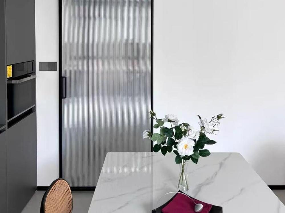 Vách ngăn tiện dụng với cửa trượt kính phù hợp không gian hiện đại