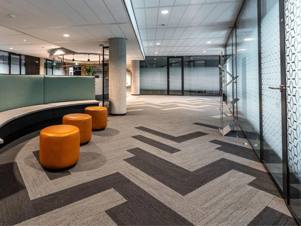 Văn phòng không gian mở sáng tạo trẻ trung mang lại năng lượng tích cực cho môi trường làm việc