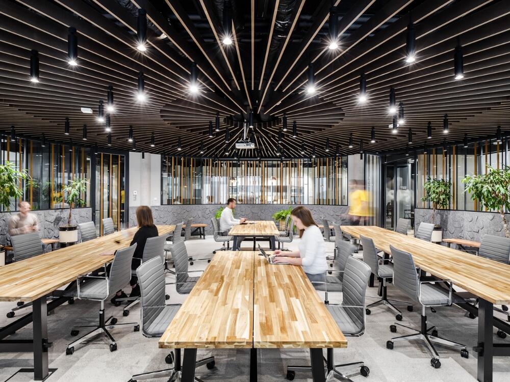 Văn phòng Scandinavian sáng thoáng với ánh sáng tự nhiên và gỗ sáng màu ấm áp