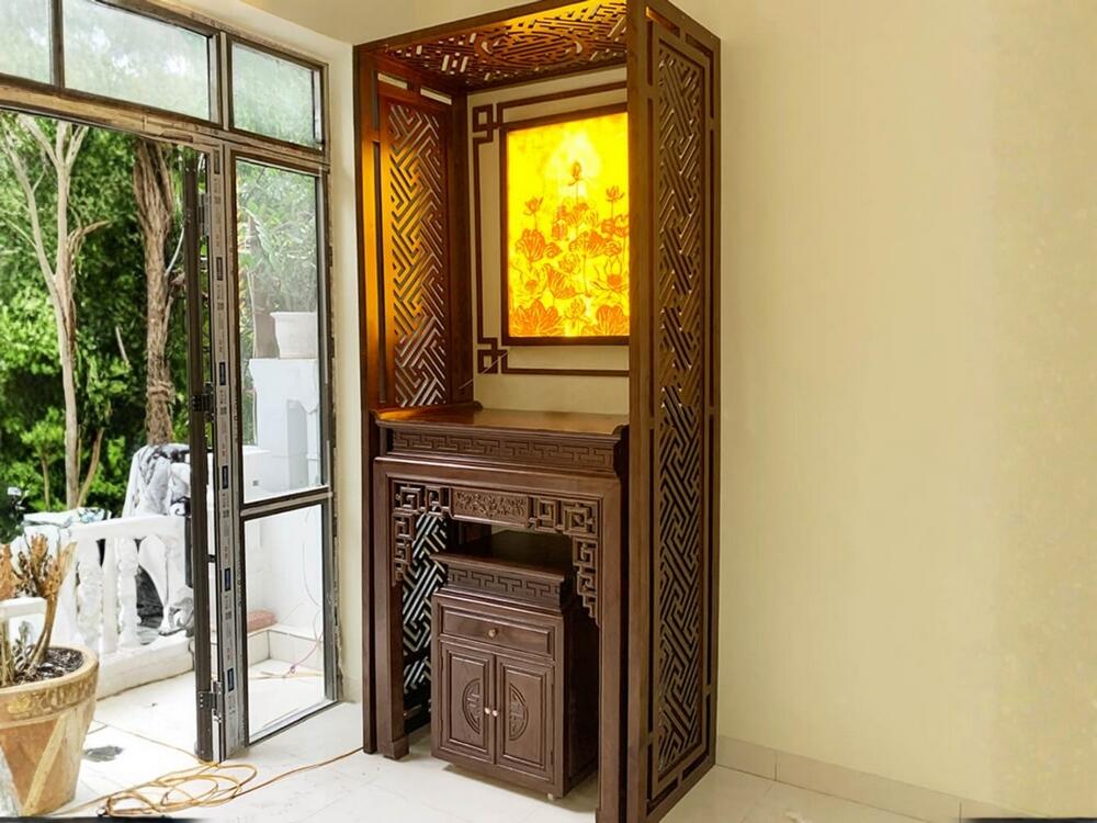 Bàn thờ đứng có thiết kế uy nghi, chân chạm khắc tinh xảo, thân rộng để bày vật phẩm thờ