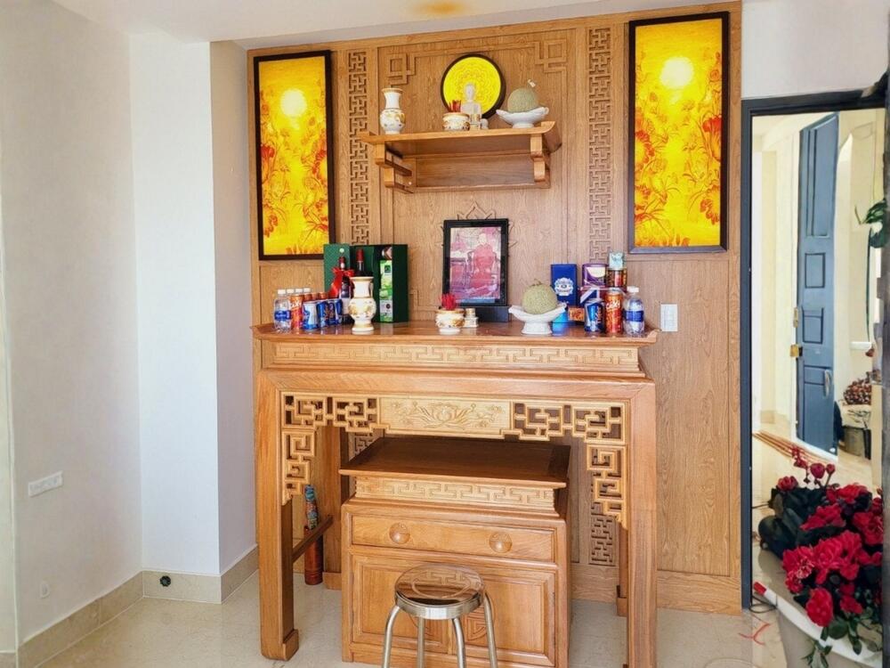 Bàn thờ Phật có kích thước từ 81 x 48 x 127 cm đến 127 x 81 x 147 cm, cao hơn bàn thờ gia tiên nếu đặt chung