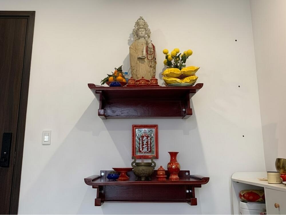 Bàn thờ Phật đặt cao hơn bàn thờ gia tiên 5–10 cm để thể hiện tôn kính, phân cấp rõ ràng và đảm bảo hài hòa thẩm mỹ