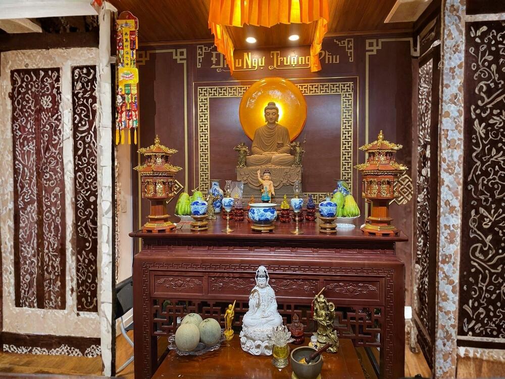 Bàn thờ Phật thiết kế thanh tịnh, trang nghiêm, màu nhã nhặn, tránh hoa văn rườm rà