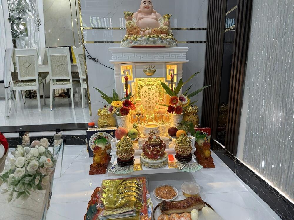 Bàn thờ Thần Tài và Ông Táo nhỏ gọn, thiết kế đơn giản, thu hút tài lộc và bảo vệ sự ấm cúng